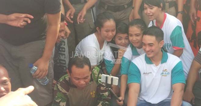 Gubernur Jambi, Zumi Zola saat diajak berfoto Selfie.