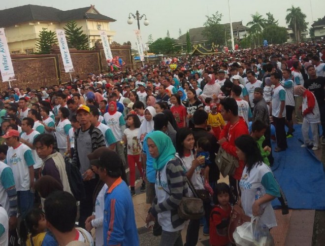 Peserta Jalan Santai Jambi Ekspres saat melewati garis star di depan kantor DPRD Provinsi Jambi. 