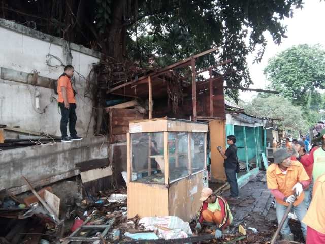 Pembongkaran lapak PKL yang dilakukan petugas 