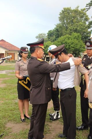 Kapolda melepaskan baju dinas Polri Andi Hakim