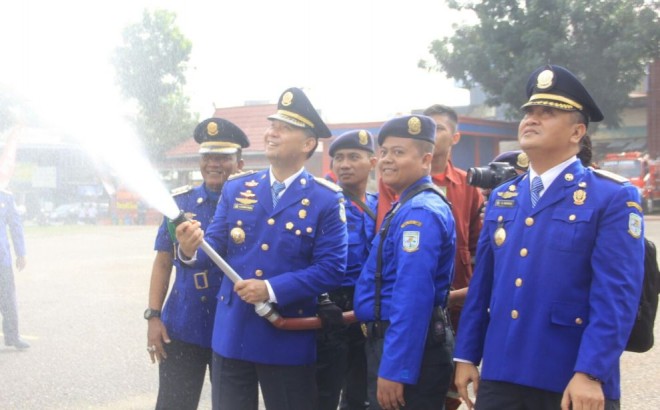 Walikota Jambi SY Fasha melakukan simulasi saat acara HUT  Pemadam Kebakaran Nasional yang diperingati di kantor BPBD Kota Jambi