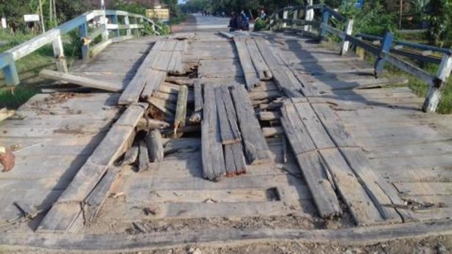 Salah satu jembatan di SK 10 Rantau Rasau Tanjabtim