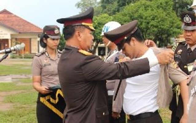 Pemecatan Andi Hakim buntut dari penangkapannya saat penggerebekan tahun lalu. Dia juga merupakan kaki tangan bandar narkoba.