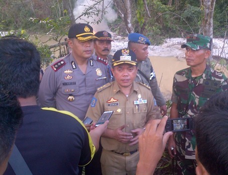 Bupati Merangin bersama Kapolres dan Dandim saat diwawancarai wartawan di lokasi razia PETI