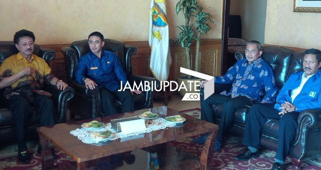 ZN, Zola, Nalim dan Mahili saat menunggu kedatangan Zulkifli Hasan di bandara STS Jambi siang ini (2/3)