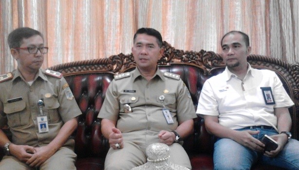 Walikota Jambi SY Fasha (tengah)