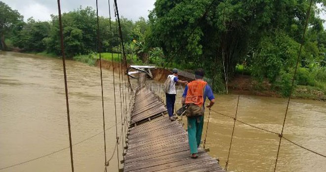 Jembatan Gantung Desa Tebat Bungo Ambruk.