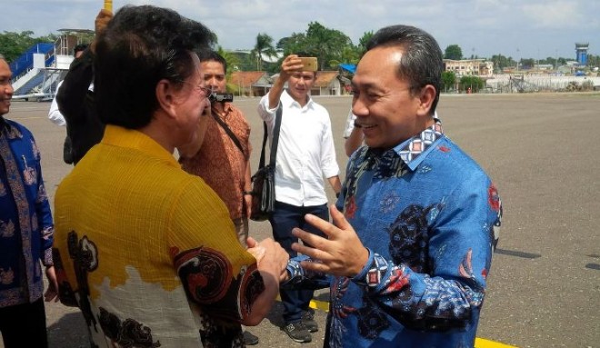 Mantan Ketum DPW PAN Zulkifli Nurdin menyambut kedatangan Ketum DPP PAN Zulkifli Hasan di bandara STS Jambi sore ini (2/3)