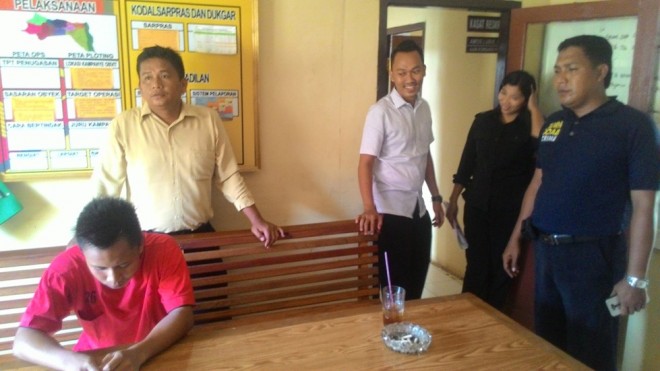 Tersangka (baju merah) saat diamankan di Polres Tanjab Timur