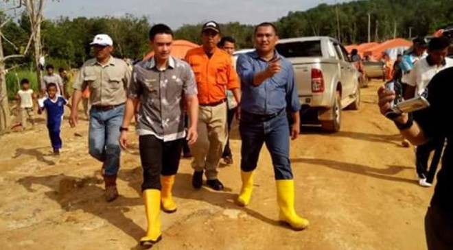 Gubernur Jambi Zumi Zola mengunjungi korban banjir di Bungo