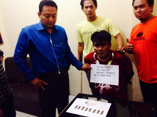 Tersangka (baju merah) bersama barang bukti Narkoba saat diamankan oleh Polrestas Jambi