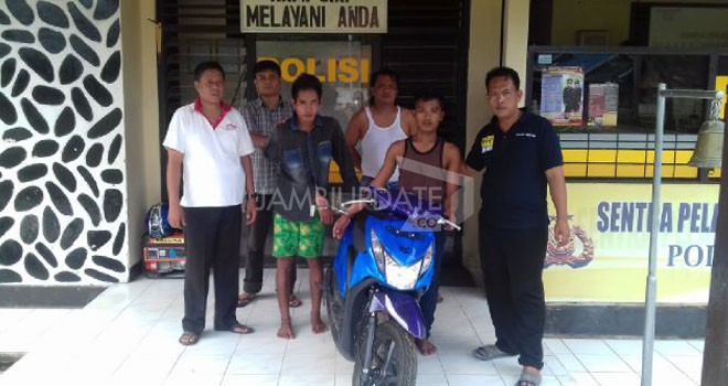  Dua dari tiga pelaku pencurian dengan kekerasan (Curas) atau perampok, dicokok Kepolisian Sektor Mersam, Selasa (1/3) sekitar pukul 14.00 WIB