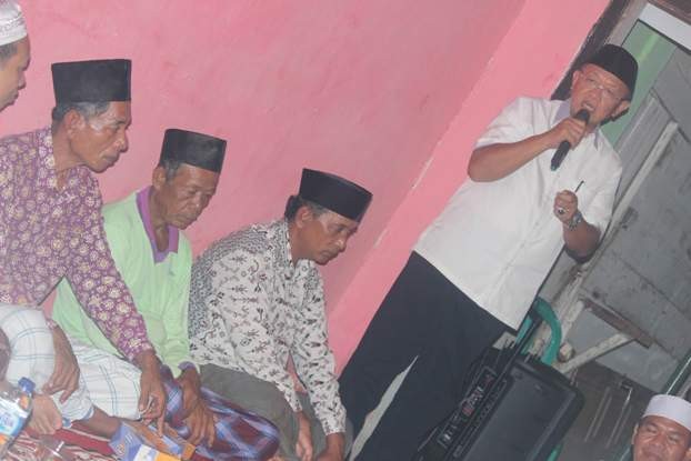 Bupati Sarolangun Cek Endra berdialog dengan petani di Lubuk Sepuh