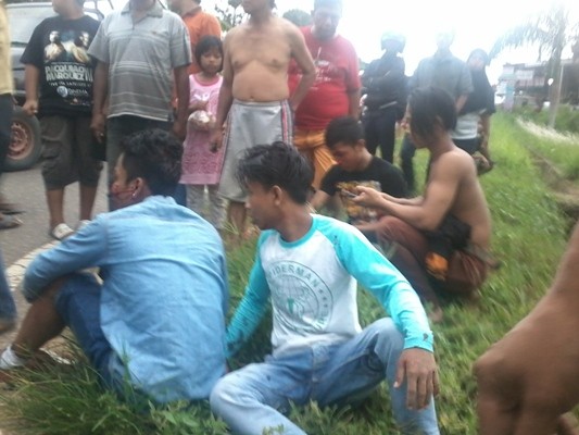 Dua pengendara motor yang terlibat kecelakaan lalu lintas