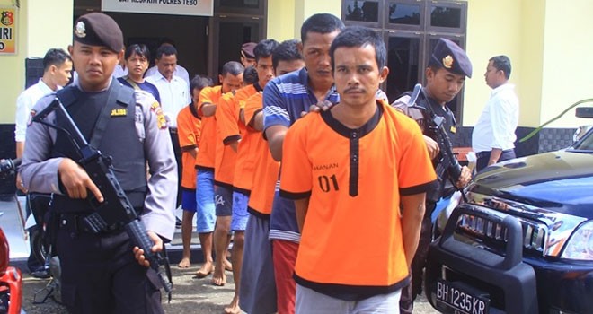 Para pelaku saat digiring petugas dengan senjata laras panjang di Mapolres Tebo, Minggu (7/3).