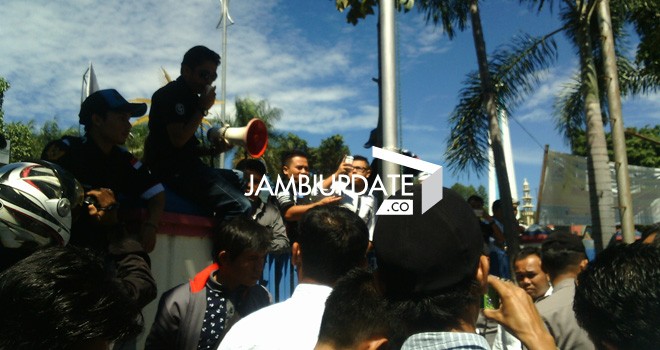 Aksi demontrasi massa dari Gerakan Mahasiswa Peduli Rakyat di Sungai Penuh