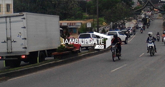 Kemacetan panjang terjadi sebelum gapura selamat datang Muaro Jambi tadi pagi (7/3)