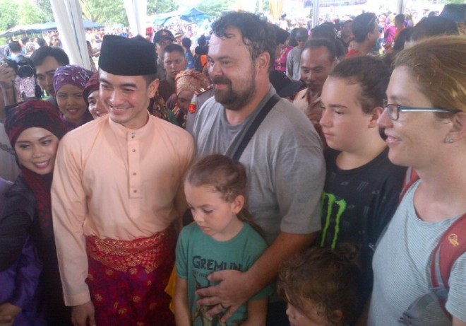 Turis dari Ceko berfoto dengan Zumi Zola usai melihat GMT di Muaro Jambi