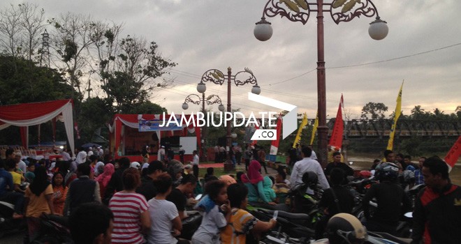 Masyarakat Sarolagun mulai memadati kawasan Ancol Sarolangun untuk melihat gerhana matahari (9/3)