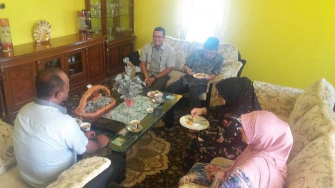 Suasana kunjungan Wagub Fachrori Umar ke kediaman Dedi Irawan siang ini (9/3)