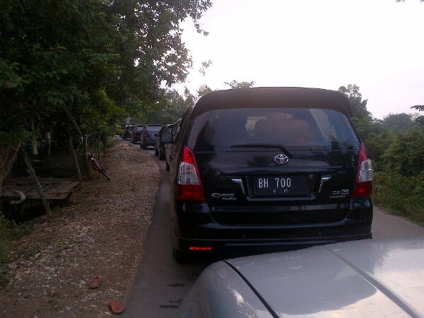 Kendaraan mengular menuju kawasan komplek percandian Muaro Jambi pagi ini (9/3)