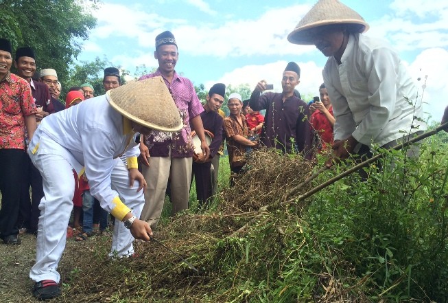 IW saat acara Turun ke Sawah bersama warga Desa Simpang Limo dan Sarang Burung