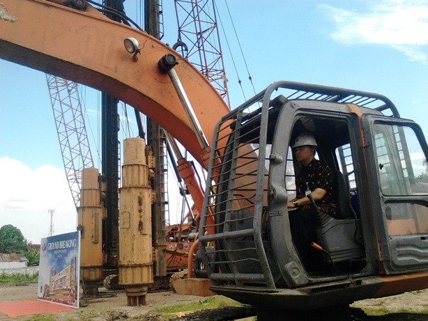 Wako Jambi SY Fasha nengemudikan ekskavator saat ground breaking Jambi City Center 