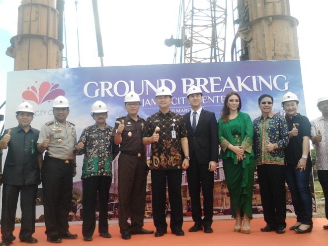 Walikota Jambi SY Fasha bersama manajemen Blackstell usai graound breaking Jambi City Center Kamis (10/3)