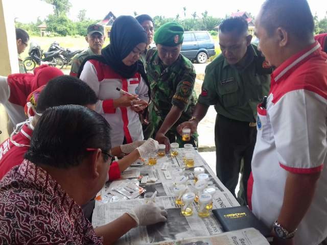 Anggota Koramil 419/01 Muarasabak saat mengikuti tes urine.