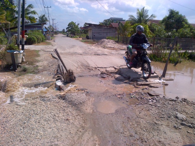 Jalan menuju SMP Negeri 3 Kota Kualatungkal yang rusak parah.