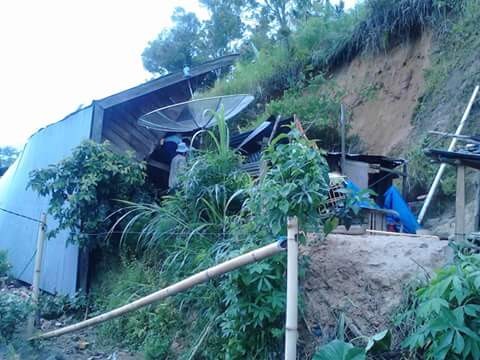 Rumah yang tertimbun longsor di Desa Tanjung Syam, Kecamatan Bukit Kerman, Kabupaten Kerinci, Sabtu (12/3).