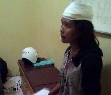 Korban Lia saat melapor di Mapolsek Telanaipuran, Sabtu (12/3) malam.