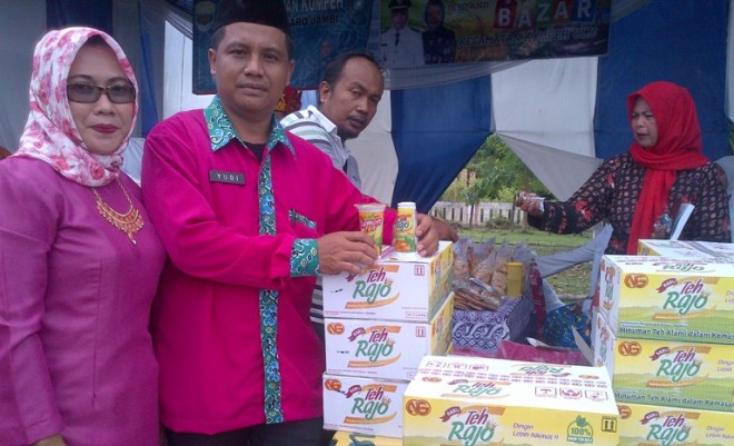 Camat Kumpe Ulu dan istri menunjukkan tampilan teh Rajo