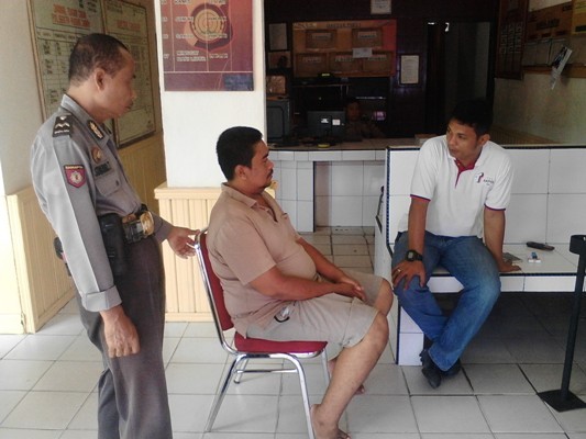 Rudi (memakai celana pendek) saat diamankan di Mapolsek Pasar.
