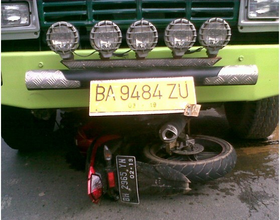 Motor koban yang masuk ke kolong fuso 