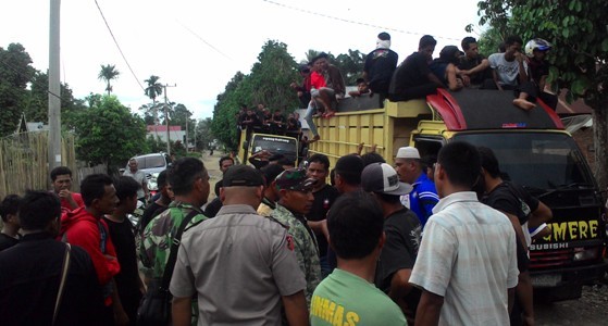 Ratusan anggota PSHT yang hendak menyerang kelompok IKS, tadi siang.