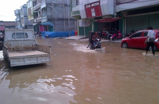 Salah satu jalan yang terendam banjir rob