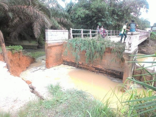 Jembatan penghubung terseret arus banjir bandang di Mersam Minggu (13/3)