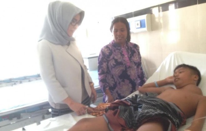 Anggota DPRD Provinsi Jambi yang juga bakal calon Bupati Tebo, Hj Eka Marlina  menjenguk sekaligus membantu seorang anak berusia 13 tahun bernama Sarbaini asal Desa Tambun Arang, Kecamatan Sumay, Kabupaten Tebo