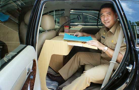 Mobil dinas Walikota Jambi yang disulap jadi tempat kerja. Mobil ini dipuji oleh wako Bukit Tinggi