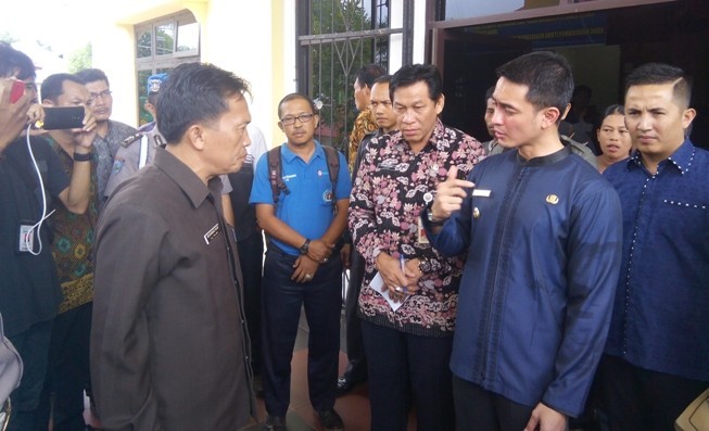 Gubernur Jambi Zumi Zola saat sidak ke Samsat Kota Jambi Jumat lalu