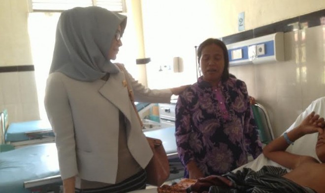 Eka Marlina saat menjenguk salah satu warga Tebo yang dirawat di RSU Raden Mataher Jambi