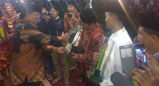 Bupati meyerahkan Piala Juara Umum kepada Camat Jaluko Kasmianto SH