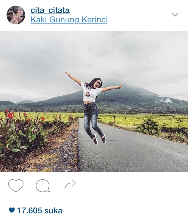 Cita Cata mengupload photonya di Instagram saat berada di kaki Gunung Kerinci