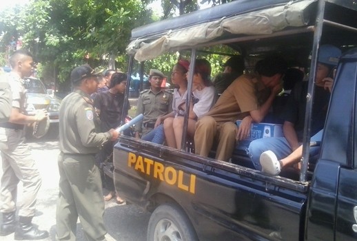 Anak Punk dan PNS saat dibawa dengan menggunakan mobil patroli.