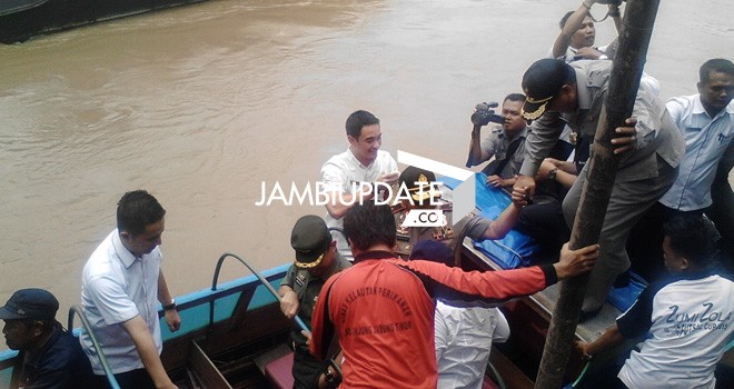 Gubernur Jambi Zumi Zola bersama rombongan menaiki pompong saat berada di Tanjabtim