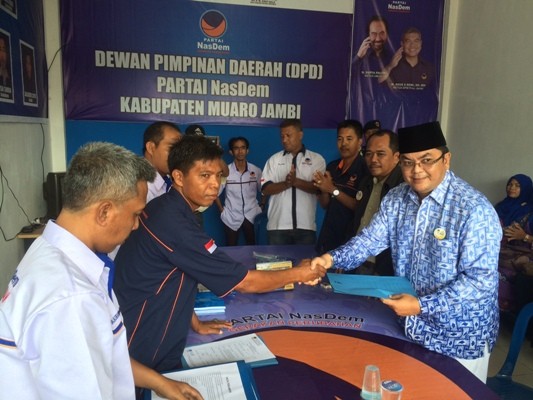 IW menyerahkan berkas ke Nasdem