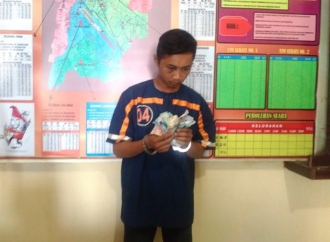 Tersangka M Ade Setiawan dan barang bukti yang diamankan di Mapolsek Jambi Selatan.