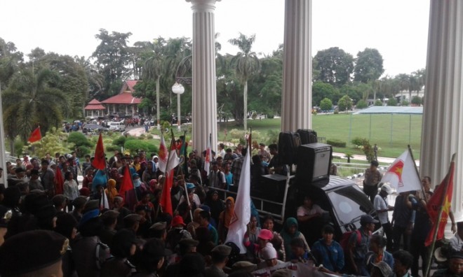 Demontrasi ratusan Suku Anak Dalam (SAD) dan petani Jambi di kantor Gubernur Jambi pagi ini (16/3)