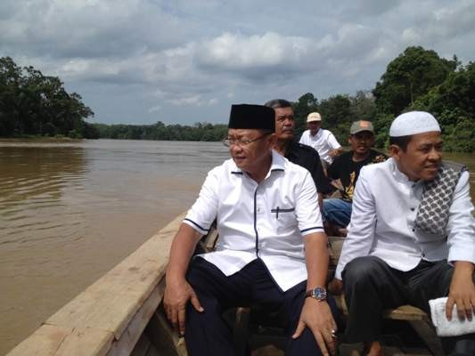 Cek Endra menggunakan transportasi air 